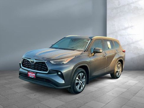 Certified 2022 Toyota Highlander XLE image 1