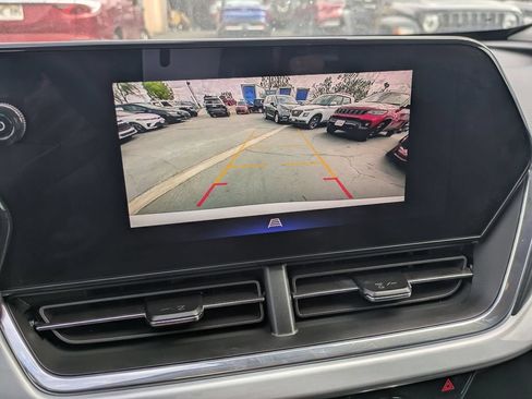 Used 2025 Chevrolet Trax LT w/ LT Convenience Package FWD image 24