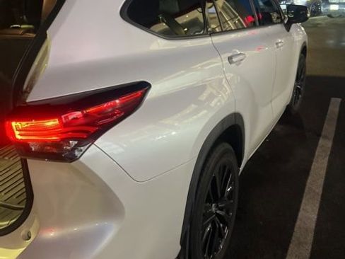 Used 2023 Toyota Highlander XSE AWD/4WD image 4