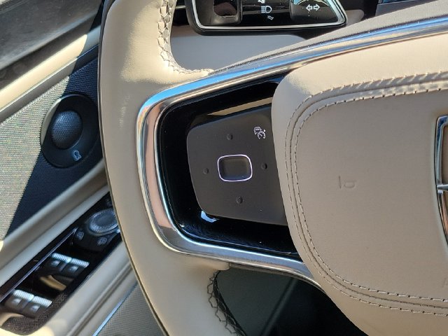 Used 2025 Lincoln Nautilus Reserve AWD/4WD image 12