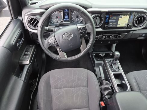 Used 2017 Toyota Tacoma TRD Sport AWD/4WD image 30