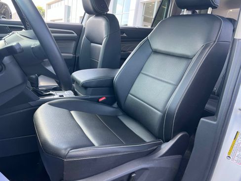 Certified 2023 Volkswagen Atlas SE w/ Black Wheel Package FWD image 31