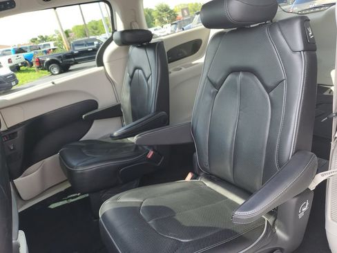 Used 2019 Chrysler Pacifica Limited w/ Tire & Wheel Group FWD image 13