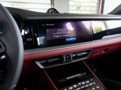 Certified 2025 Porsche Cayenne Coupe image 15