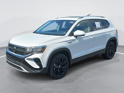 Used 2023 Volkswagen Taos SE w/ Panoramic Sunroof Package