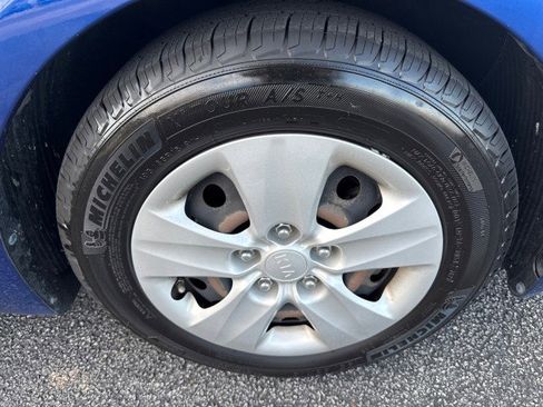 Used 2017 Kia Forte LX image 9