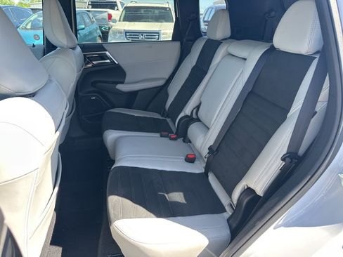 Used 2025 Mitsubishi Outlander AWD image 14
