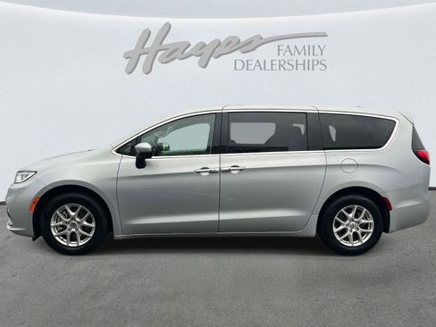 Used 2023 Chrysler Pacifica Touring-L FWD image 6