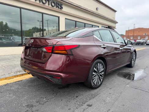 Used 2024 Nissan Altima 2.5 SV FWD image 3