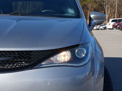 Used 2020 Chrysler Pacifica Touring-L w/ S Appearance Package image 5