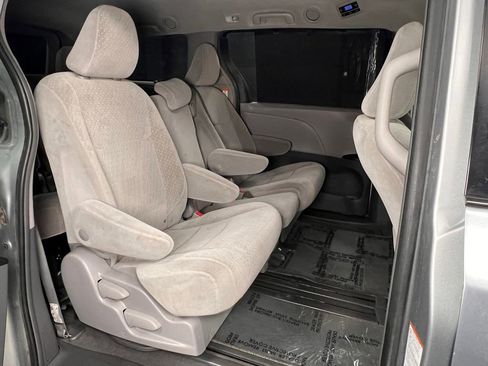 Used 2019 Toyota Sienna LE FWD image 26