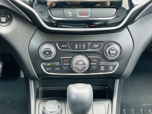 Used 2019 Jeep Cherokee Limited AWD/4WD image 20