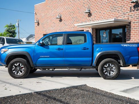 Used 2017 Toyota Tacoma TRD Off-Road w/ Tow Package (A/T) AWD/4WD image 3