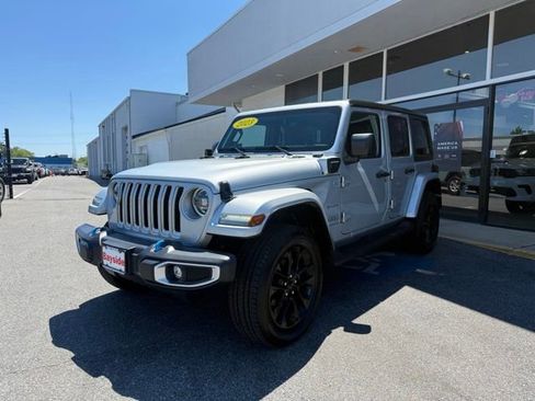 Used 2023 Jeep Wrangler Unlimited Sahara w/ Cold Weather Group AWD/4WD image 7