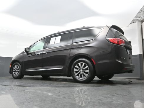 Used 2019 Chrysler Pacifica Touring-L Plus image 30