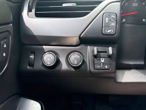 Used 2018 Chevrolet Suburban Premier AWD/4WD image 29