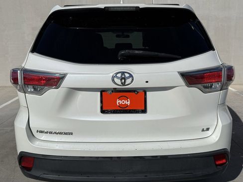 Used 2015 Toyota Highlander LE image 3