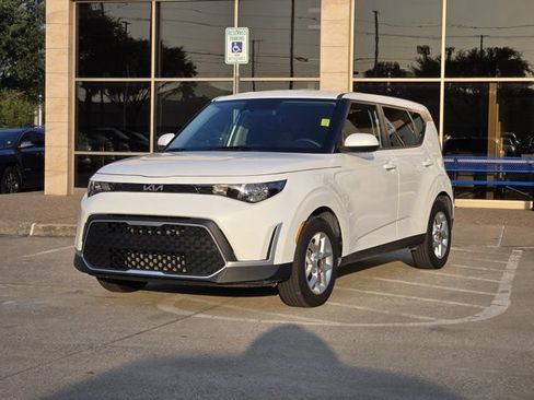 Certified 2025 Kia Soul LX w/ LX Technology Package FWD image 3