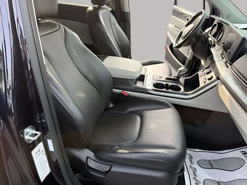 Used 2024 Kia Carnival LX FWD image 19