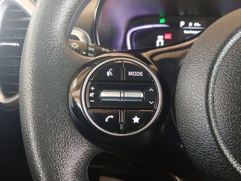 Used 2025 Kia Soul LX w/ LX Technology Package FWD image 17