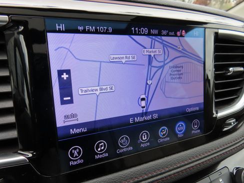 Used 2017 Chrysler Pacifica Limited image 24