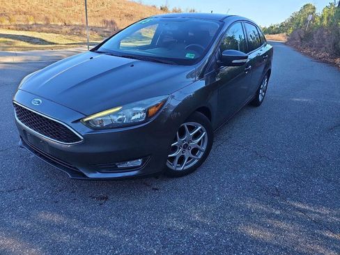 Used 2015 Ford Focus SE w/ Equipment Group 201A image 4