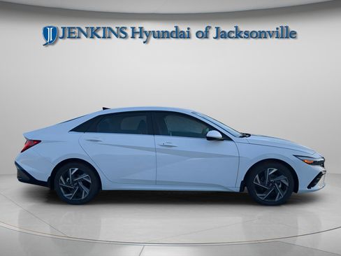 New 2025 Hyundai Elantra SEL image 6