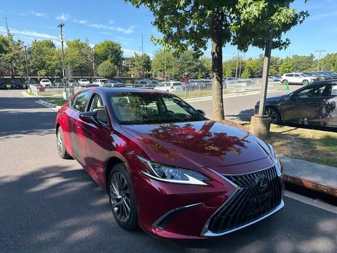Used 2024 Lexus ES 300h w/ Technology Package FWD image 3