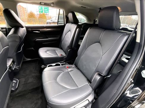Used 2023 Toyota Highlander Limited image 20