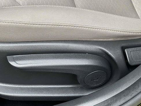 Used 2019 Hyundai Elantra SE w/ Winter Weather Package FWD image 10