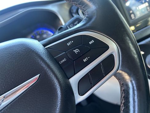 Used 2020 Chrysler Pacifica Touring-L image 43