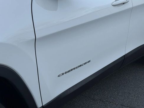 Used 2019 Jeep Cherokee Limited image 2