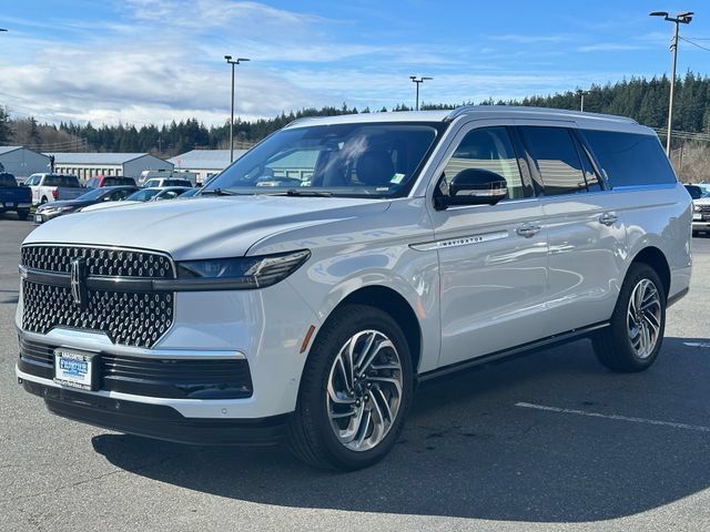 Used 2025 Lincoln Navigator L Reserve AWD/4WD image 6