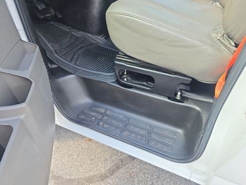 Used 2015 Chevrolet Express 2500 RWD image 16