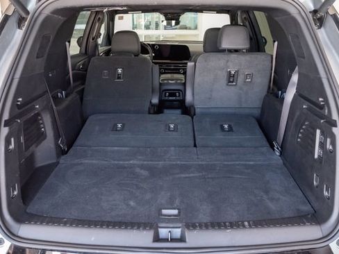 Used 2025 Chevrolet Traverse RS FWD image 38