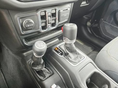 Used 2025 Jeep Wrangler Unlimited Sahara w/ Safety Group AWD/4WD image 17