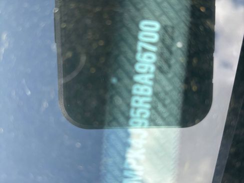 Used 2024 Ford Edge SEL image 9