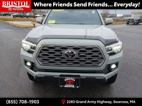 Used 2022 Toyota Tacoma TRD Off-Road image 2
