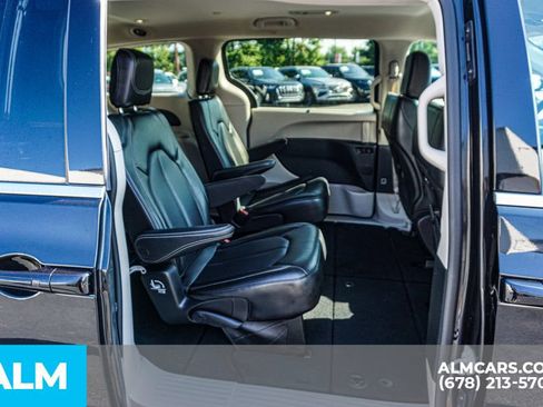 Used 2023 Chrysler Pacifica Touring-L FWD image 23
