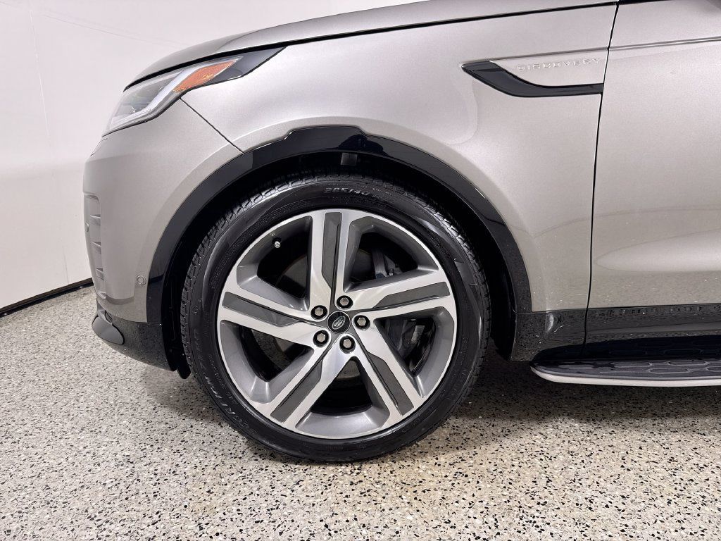 Used 2024 Land Rover Discovery Dynamic SE AWD/4WD image 10
