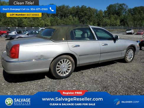 Used 2003 Lincoln Town Car Signature RWD image 4