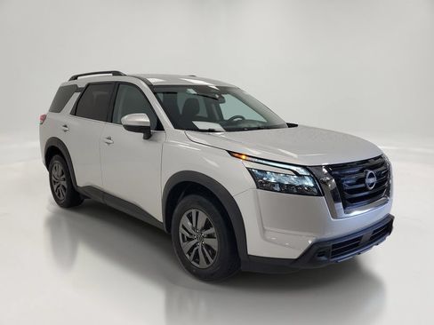 Used 2025 Nissan Pathfinder SV FWD image 3