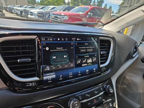 Used 2024 Chrysler Pacifica Touring-L FWD image 28
