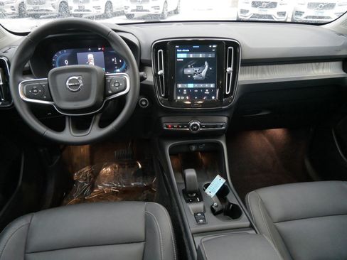 Used 2025 Volvo XC40 B5 Core image 13