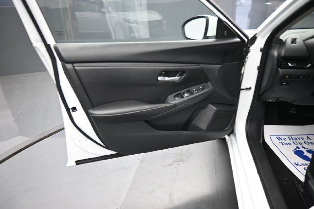 Used 2025 Nissan Sentra SV FWD image 9