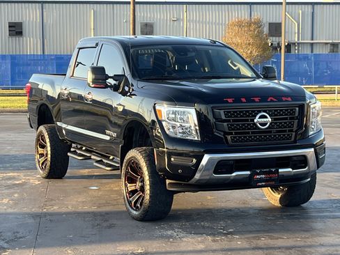 Used 2021 Nissan Titan SV w/ SV Convenience Package image 3