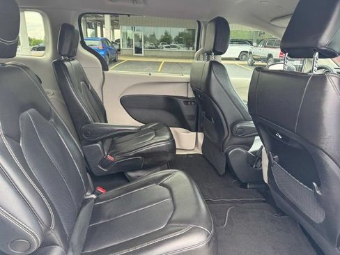 Used 2023 Chrysler Pacifica Touring-L FWD image 11