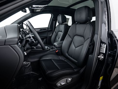 Certified 2026 Porsche Macan AWD/4WD image 5