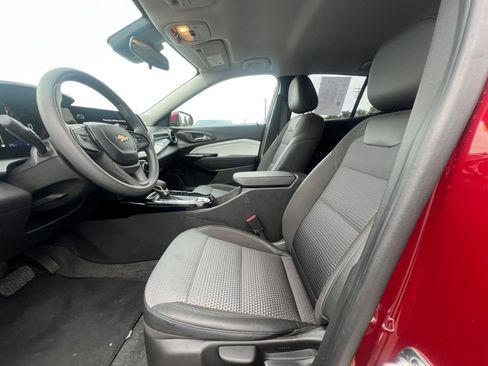 Used 2025 Chevrolet Trax LT image 27