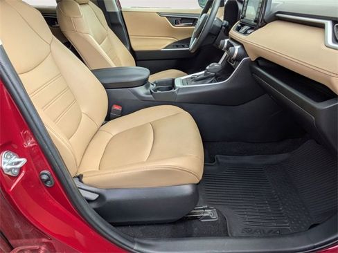 Used 2021 Toyota RAV4 XLE Premium image 30